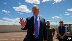 Shugaba Trump a lokacin da yake ziyara a yankin Calexico da ke kasar Mexico