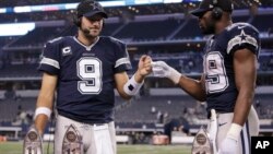 El quarterback Tony Romo (9) y el corredor DeMarco Murray (29) recibieron los premios All Ironman del Jugador Más Valioso en Thanksgiving.