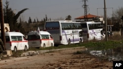 敘利亞難民乘坐兩部巴士在救援機構協助下﹐2月7日離開霍姆斯。
