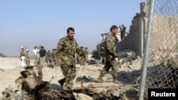 Tentara Nasional Afghan (ANA) menyelidiki lokasi serangan di markas gabungan NATO-Afghanistan di distrik Ghani Khel di provinsi Nangarhar (4/1). (Reuters/Parwiz)