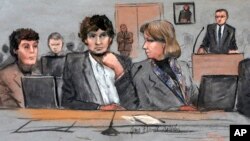 Ilustración de Dzhokhar Tsarnaev,centro, junto a su abogada Miriam Conrad, a la izquierda.