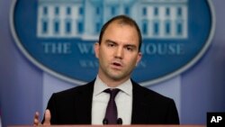 Deputi penasehat keamanan nasional Presiden Obama, Ben Rhodes, memberikan keterangan mengenai keputusan pemerintah AS untuk mempersenjatai pemberontak Suriah (14/6). 