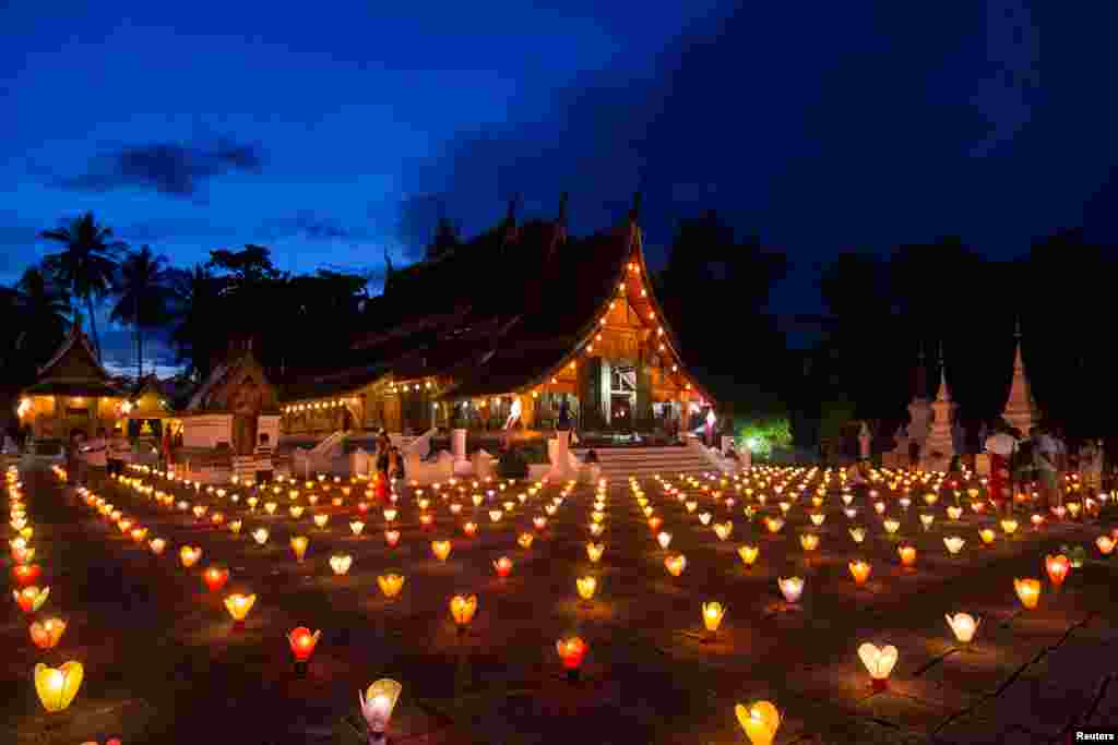 ចង្កៀងគោមត្រូវបានដុតបំភ្លឺអំឡុងពេលពិធីបុណ្យ Wan Ok Phansa នៅវត្ត Xieng Thong ក្នុងក្រុងលួងព្រះបាង ប្រទេសឡាវ កាលពីថ្ងៃទី១៣ ខែតុលា ឆ្នាំ២០១៩។