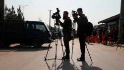 Periodistas afganos filman el lugar de un atentado con bomba ocurrido el 2 de febrero de 2021 en Kabul, la capital de Afganistán.