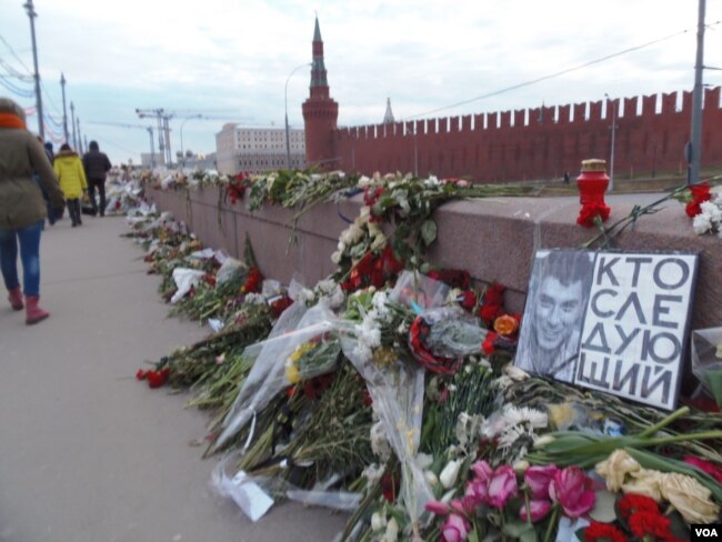麦凯恩参议员一直关注俄反对派领袖涅姆佐夫遇刺一案。莫斯科红场附近涅姆佐夫的遇害地点。