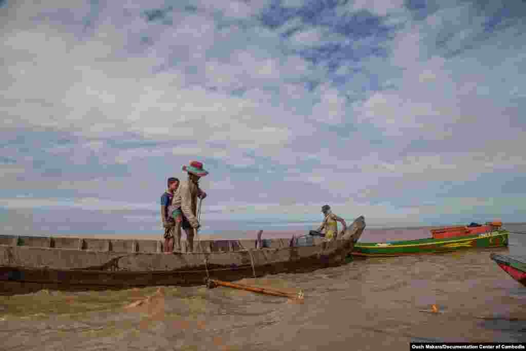អ្នកនេសាទលើកមងចាប់ត្រីនៅដងទន្លេសាបនៃប្រទេសកម្ពុជា។ (អ៊ុច មករា/មជ្ឈមណ្ឌលឯកសារកម្ពុជា)