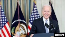 El presidente de EE. UU., Joe Biden, visiblemente complacido tras la aprobación de su proyecto de infraestructura por la Cámara de Representantes.