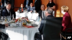 باراک اوباما در دیدار با ماتئو رنزی نخست وزیر ایتالیا، فرانسوا اولاند رئیس جمهوری فرانسه، آنگلا مرکل صدراعظم آلمان در برلین- ۱۸ نوامبر 