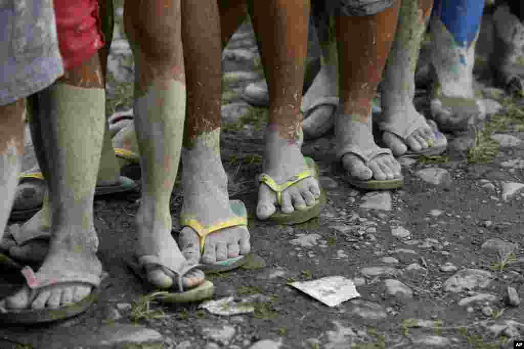 Residents line up for relief supplies at an evacuation center in New Bataan township, Compostela Valley, Philippines, December 6, 2012.