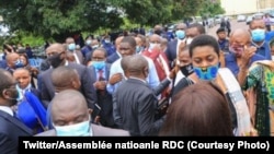 Députés hors du Parlement alors que la police a verrouillé toutes les entrées à Kinshasa, RDC, 12 juin 2020. (Twitter / Assemblée nationale de la RDC)