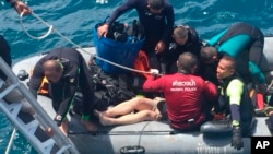一艘遊船在泰國普吉島外翻覆后,泰國救援人員尋找到一名死難者 (2018年7月6日)