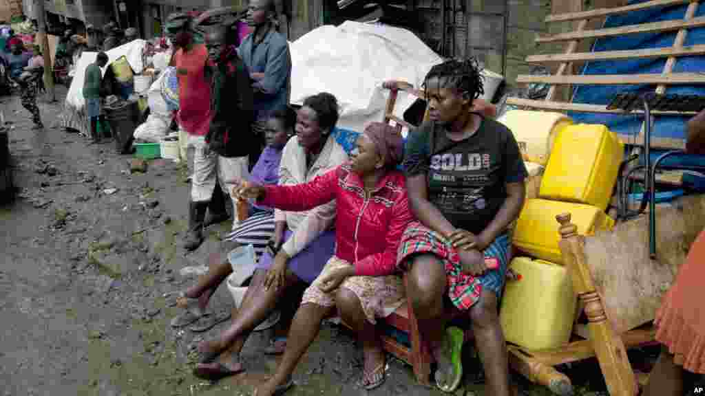 Des survivants à l'extérieur du site d'effondrement à Nairobi, le 30 avril 2016.