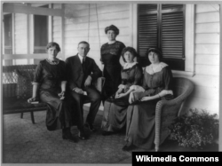 Woodrow Wilson with his wife Ellen and three daughters