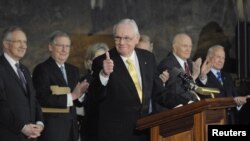 Neil Armstrong s'exprimant au Congrès après avoir reçu la Médaille d'or du Congrès