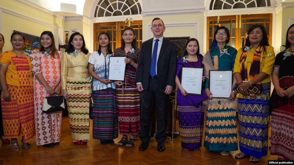 Women of Change Award ဆု ရွင္ႏွင့္ ျမန္မာႏုုိင္ငံဆုုိင္ရာ အေမရိကန္သံအမတ္ႀကီး Marciel