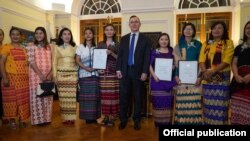 Women of Change Award ဆု ရွင္ႏွင့္ ျမန္မာႏုုိင္ငံဆုုိင္ရာ အေမရိကန္သံအမတ္ႀကီး Marciel 