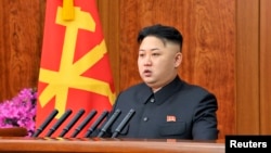 El líder norcoreano Kim Jong-Un discute los planes de ataques con oficiales del alto mando militar.