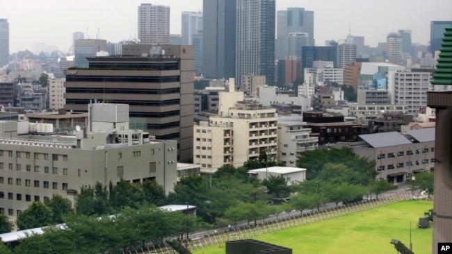 在东京的日本防卫省(国防部)大院,其中部署了PAC-3爱国者导弹系统(2017年8月10日)。