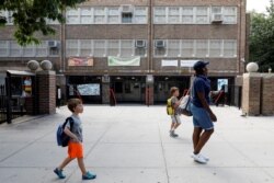 Sebuah sekolah umum di New York terlihat ditutup, Brooklyn, New York, AS, 7 Agustus 2020. (Foto: Reuters/Brendan McDermid)