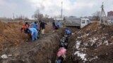乌克兰人埋葬死者