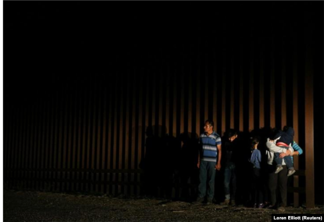 Người nhập cư vượt biên giới bất hợp pháp từ Mexico vào Mỹ bị lực lượng Tuần tra Biên giới Mỹ bắt giữ gần McAllen, bang Texas, ngày 5 tháng 4, 2018.