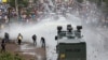 17일 케냐 나이로비에서 야권 지도자 라일라 오딩가를 지지하는 대규모 집회가 열린 가운데, 경찰이 참가자들의 도심 진입을 막기 위해 물대포를 쏘고 있다.