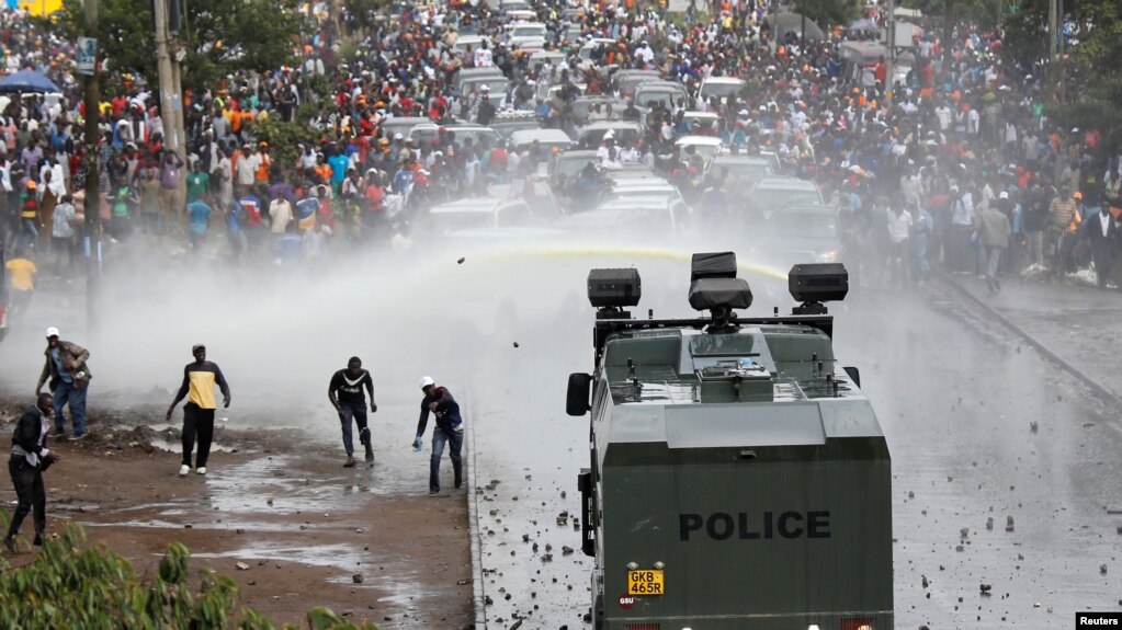 Polisi Kenya wawatawanya waandamanaji mjini Nairobi waliokuwa wanamsindikiza kiongozi wa upinzani Raila Odinga baada ya kurejea kutoka ziarani Marekani.