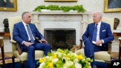 Presiden AS Joe Biden menerima PM Irak Mustafa al-Kadhimi (kiri) di Gedung Putih hari Senin (26/7). 