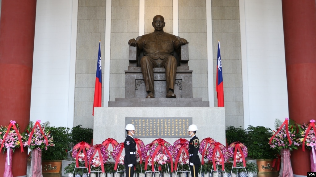 台灣國立國父紀念館內的孫中山銅像(美國之音 )