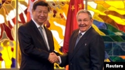 Cuba's President Raul Castro, right, shakes hands with China's President Xi Jinping during a meeting at Revolution Palace in Havana, Cuba, July 22, 2014.