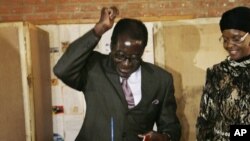 Owayengumongameli uMnu. Robert Mugabe uvota kukhetho olwaphindwa kulandela ukunqotshwa kwakhe ngoMnu. Morgan Tsvangirai.