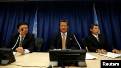지난 2013년 미국 뉴욕 유엔본부에서 신선호 유엔주재 북한대표부 대사(가운데)가 기자회견을 하고 있다. (자료사진) 