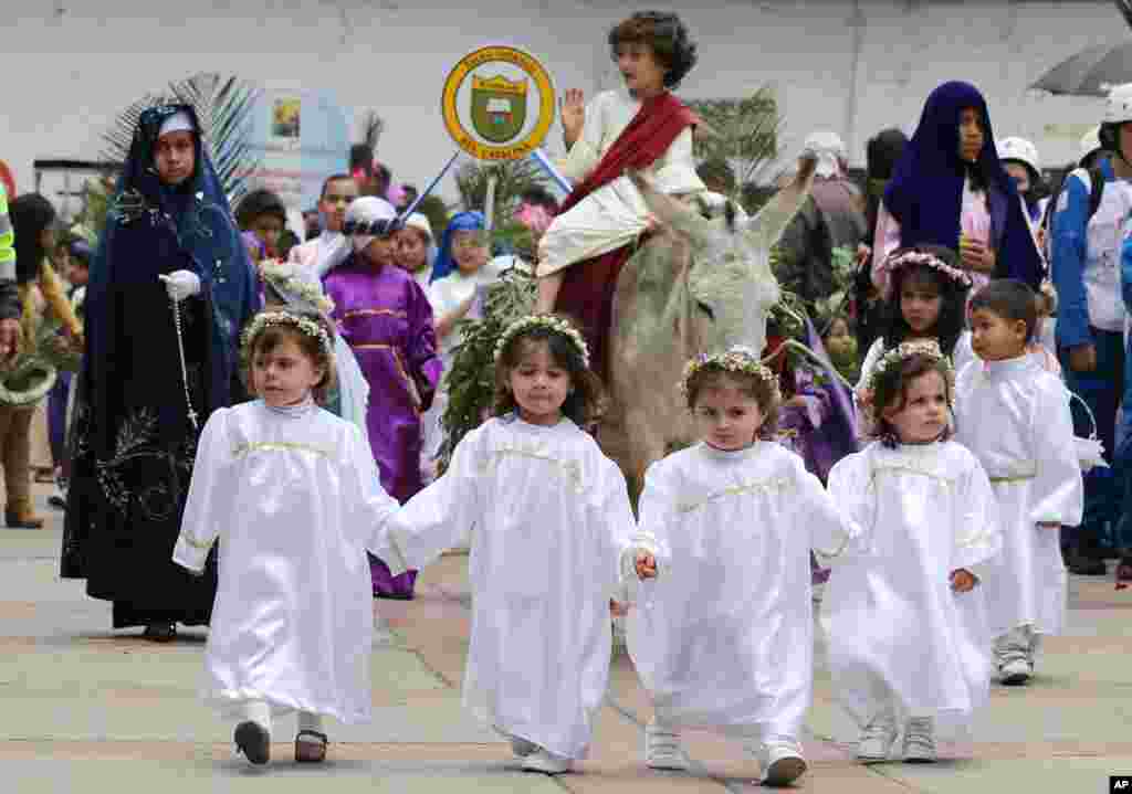 En Tunja, Colombia, niños participan en una procesión anual de Jueves Santo representando los momentos más importantes de la pasión, muerte y resurrección de Jesucristo. Foto AP.