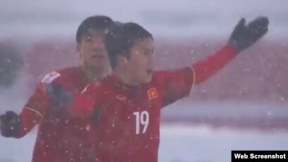 Cầu thủ Quang Hải ăn mừng bàn thắng gỡ hòa cho Việt Nam.