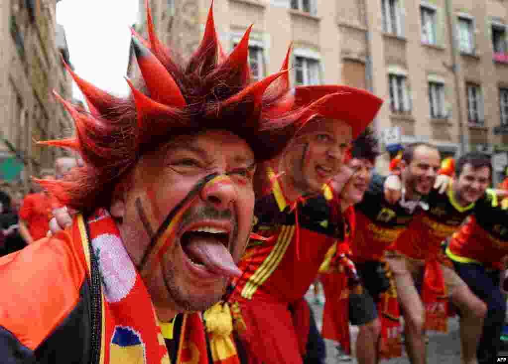 벨기에 축구팬들이 프랑스 동부 리옹에서 진행된 유로2016 축구대회 이탈리아와의 경기를 앞두고 응원전을 펼치고 있다.