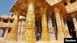 Pilar-pilar berlapis emas di sebuah kuil Shiva di Somnath, negara bagian Gujarat. (Foto: Dok)