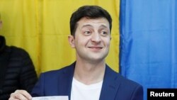 A diferencia de la mayoría de las elecciones en Ucrania tras la caída de la Unión Soviética, Volodymyr Zelenskiy parecía haber ganado tanto en el este como en el oeste del país, que normalmente se ubican en bandos enfrentados. 