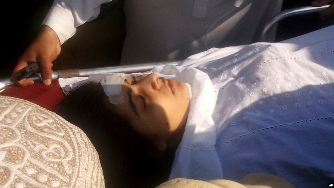 Tư liệu - Bị bắn vào đầu, Malala Yousufzai đang được đưa lên máy bay trực thăng bay tới Peshawar điều trị . Ảnh chụp tại Thung lũng Swat, Pakistan, ngày 9/10/2012.