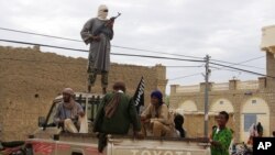 Des combattants du groupe Ansar Dine patrouillent en véhicule à Tombouctou, Mali