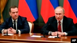 블라디미르 푸틴 러시아 대통령(오른쪽)과 미트리 메드베데프 러시아 총리가 15일 모스크바에서 열린 내각회의에 참석했다. 