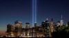 纽约曼哈顿下城远眺，两道蓝色光柱直射云霄，象征着20年前在恐怖袭击中倒塌的双子塔世贸大厦。（路透社/Brendan McDermid)