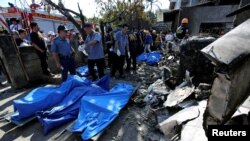 Tim SAR mengumpulkan jenazah korban kecelakaan pesawat penumpang kecil yang jatuh dan menabrak sebuah rumah, di kota Plaridel, provinsi Bulacan, Filipina, 17 Maret 2018.