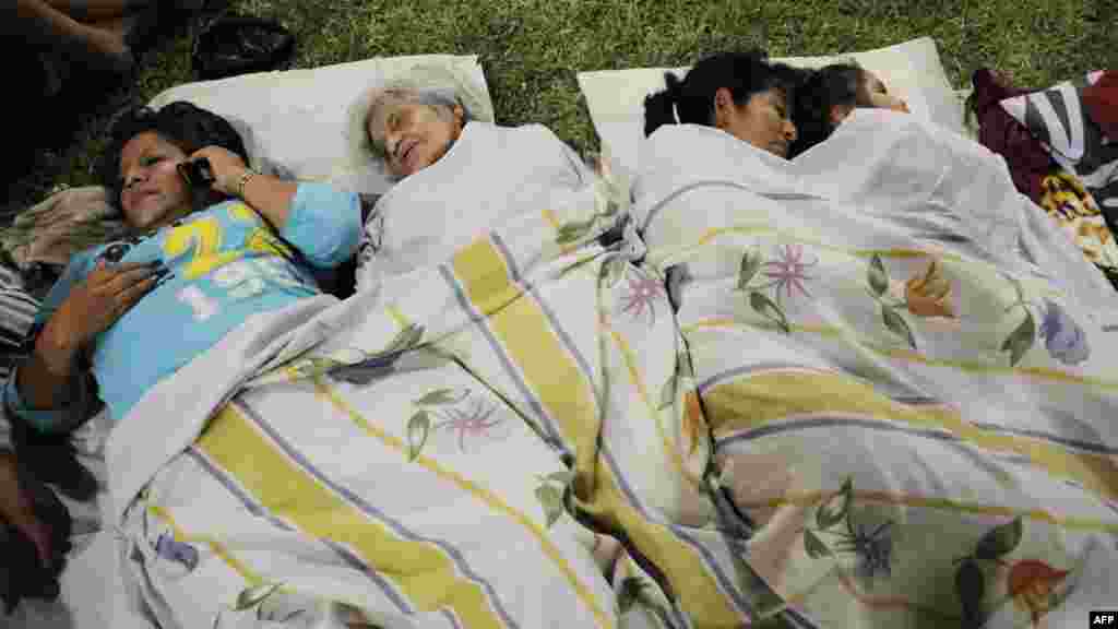 Des habitants dorment dans un parc, dans la ville de&nbsp;Guayaquil, Équateur, 17 avril 2016.