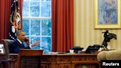 Tư liệu - Tổng thống Barack Obama nói chuyện điện thoại trong Phòng Bầu dục tại Nhà Trắng , Washington, ngày 02 tháng 6 năm 2014.