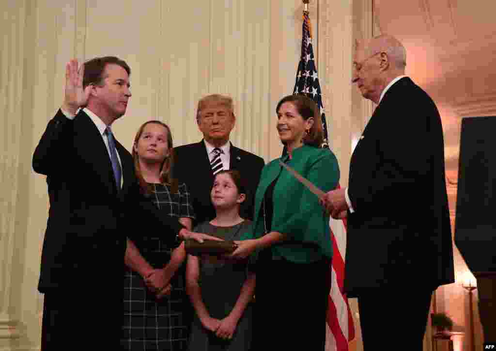 مراسم سوگند قاضی &laquo;برت کاوانا&raquo; به عنوان عضو جدید دیوان عالی آمریکا در حضور پرزیدنت ترامپ و اعضای خانواده اش در کاخ سفید.