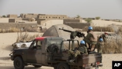 Pasukan pemelihara perdamaian PBB dari Burkina Faso berjaga-jaga saat melakukan patroli di sebuah wilayah di pinggiran Timbuktu, Mali. 31 Maret 2014. (Foto: dok).