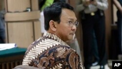Gubernur DKI Jakarta non aktif Basuki Tjahaja Purnama alias Ahok tampil dalam sidang perdana kasus dugaan penistaan agama di Pengadilan Jakarta Utara, Selasa (13/12).