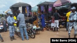 Des policiers effectuent des contrôles en plein marché, Bouaké, Côte d’Ivoire, 11 octobre 2017.