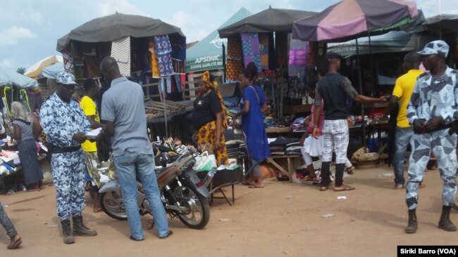 Des policiers effectuent des contrôles en plein marché, Bouaké, Côte d’Ivoire, 11 octobre 2017.