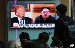 Ljudi posmatraju TV program na kome je arhivski snimak predsjednika SAD Donalda Trumpa, lijevo, i sjevernokorejskog lidera Kim Jong-una tokom programa vijesti na željezničkoj stanici u Seulu, Južna Koreja, 18. aprila 2018.